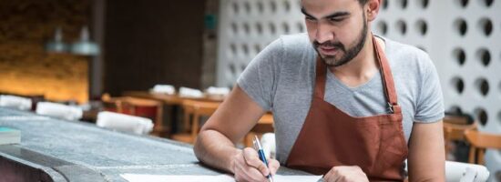 مردی در حال استفاده از نرم افزار حسابداری رستوران